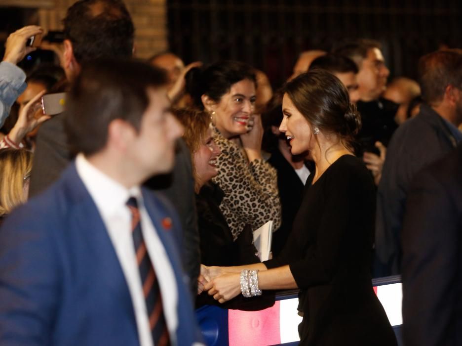 Salida de los Reyes, saludando a la gente, del concierto de los Premios Princesa