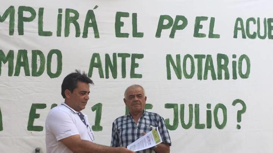 El concejal de Blanca Puede Francisco Javier Rodríguez hace entrega a un vecino del boletín que han editado para denunciar la ruptura del pacto.