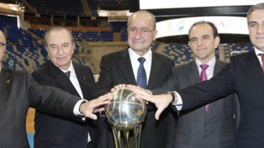 Eduardo García, Eduardo Portela, Francisco de la Torre, Rafael Rodríguez y Elías Bendodo, tras la firma del acuerdo por Málaga 2014.