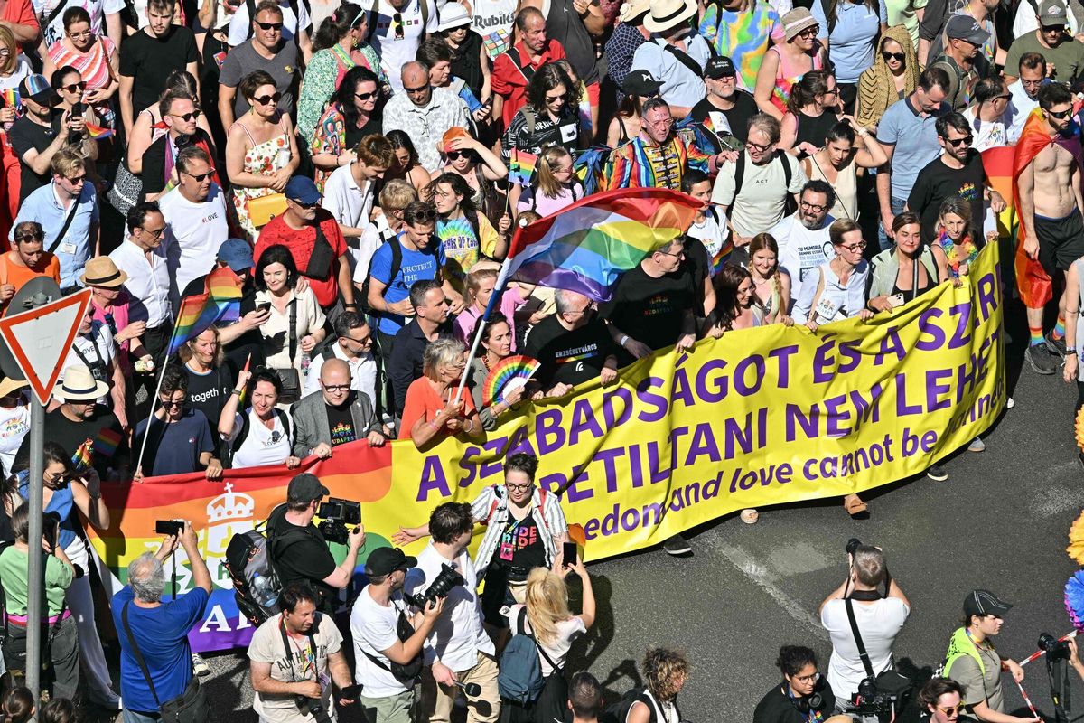 Personas participan en el desfile del Orgullo de Budapest en el centro de Budapest el 28 de junio de 2025. El ayuntamiento de la capital organizó esta marcha de la comunidad LGBTQ+ para celebrar la libertad, con el fin de eludir una ley que permite a la policía prohibir las marchas LGBTQ+. El primer ministro húngaro anunció que la policía no dispersaría la marcha del Orgullo de Budapest del sábado a pesar de la prohibición, pero advirtió a los asistentes y organizadores sobre las consecuencias legales. Su coalición gobernante modificó las leyes y la constitución a principios de este año para prohibir la celebración anual, dando continuidad a su represión, ampliamente condenada y de años de duración, de los derechos LGBTQ+ en nombre de la protección infantil. (Foto de Attila KISBENEDEK / AFP)