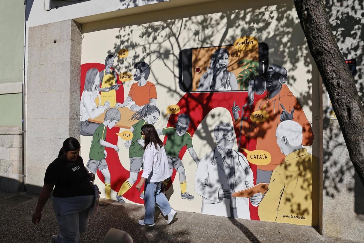 Les imatges del mural a favor del català a Girona de Marta Bellvehí
