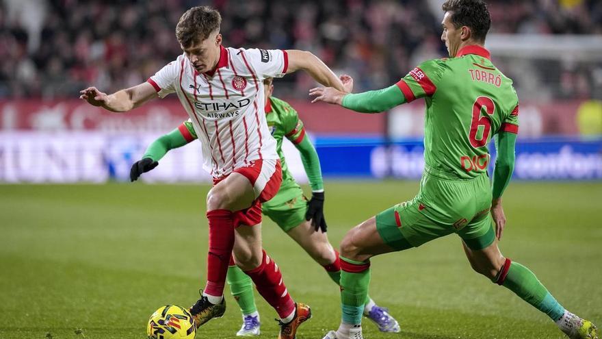 Calentada descomunal en el Girona - Osasuna: Rodillazo en el pecho y brutal tangana