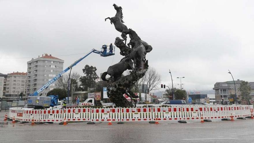 La escultura de Los Caballos se encuentra vallada desde ayer por la mañana. // R. Grobas