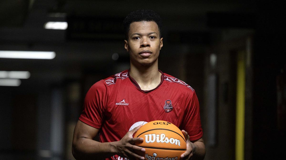 Trae Bell-Haynes, con rostro serio, en los pasillos del Príncipe Felipe.