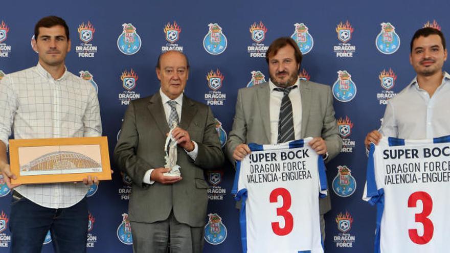Casillas y el presidente del Oporto estuvieron en la presentación de la escuela Dragon Force.