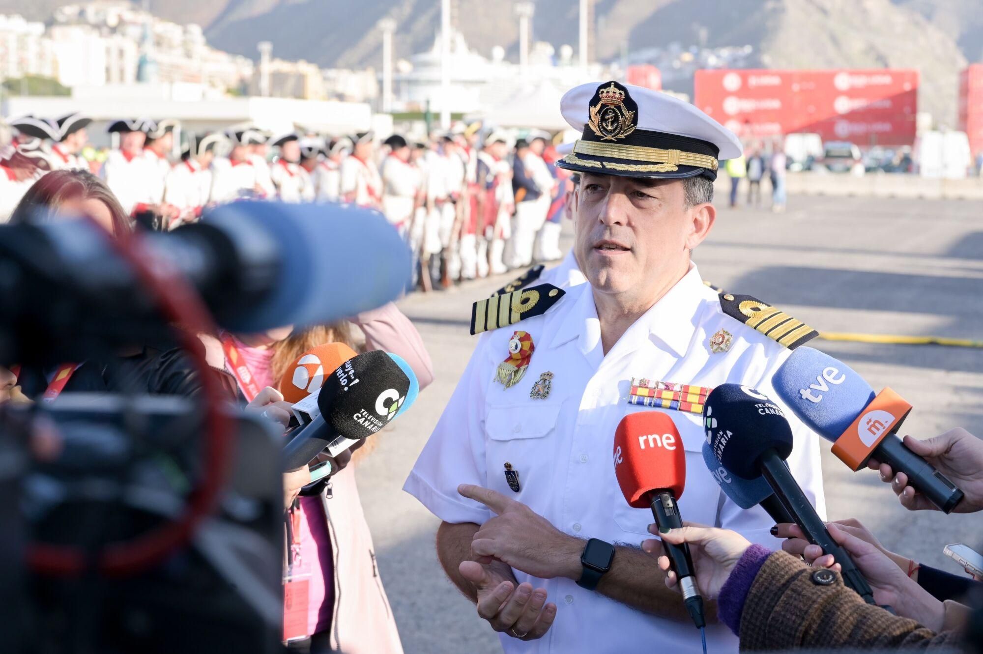 El comandante del Buque-Escuela de la Armada 'Juan Sebastián de Elcano', Luis Carreras-Presas do Campo, atiende a los medios con motivo de una escala en la isla como paso previo a partir hacia América, a 17 de enero de 2025, en Santa Cruz de Tenerife, Tenerife, Canarias (España). La princesa Leonor ha llegado a bordo del buque escuela 'Juan Sebastián de Elcano' a Santa Cruz de Tenerife, donde pasará tres días junto al resto de sus compañeros guardiamarinas con los que ha bajado a tierra en su primera escala desde que zarpó de Cádiz. 17 ENERO 2025;PRINCESA;LEONOR;TENERIFE;SANTA CRUZ;ELCANO Europa Press Canarias 17/01/2025. LUIS CARRERAS- PRESAS DO CAMPO;Europa Press Canarias;