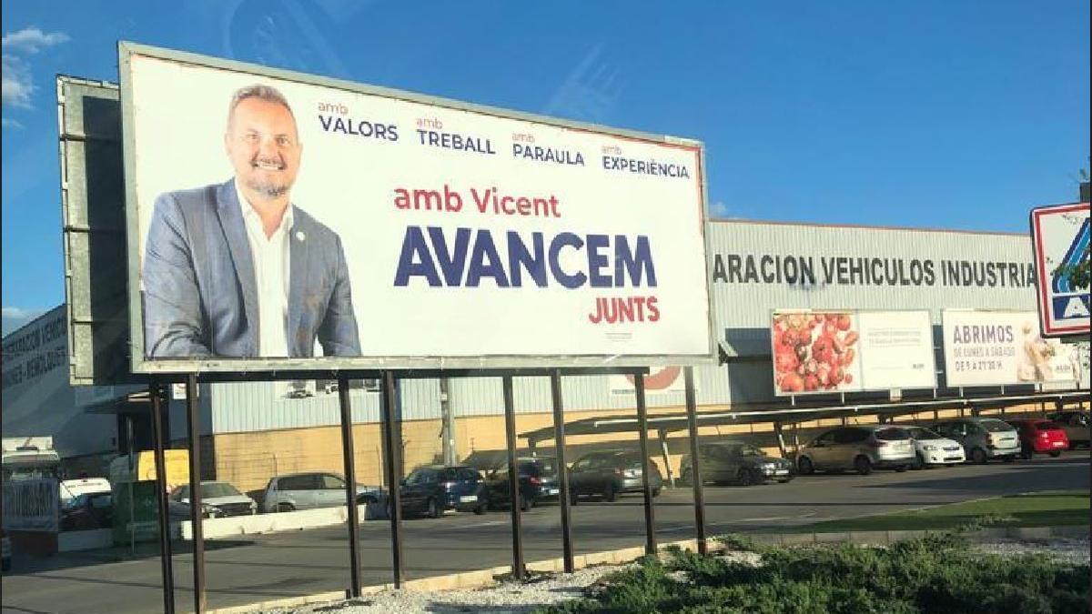 Carteles del candidato socialista en Silla que la Junta Electoral exige retirar.