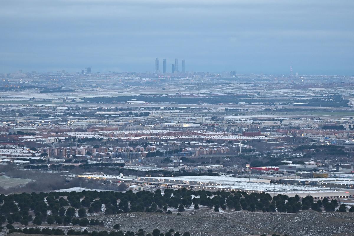 Vista de la nieve caída en Madrid este lunes desde el mirador de Los Santos de la Humosa.