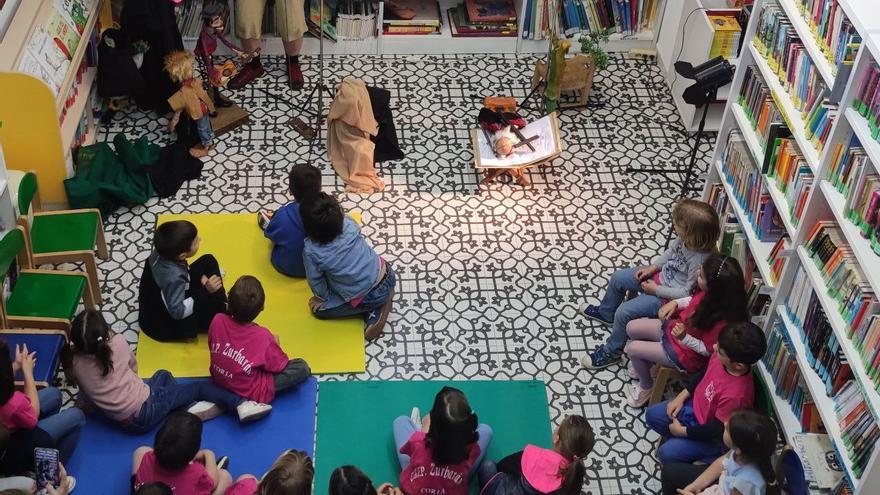 La biblioteca municipal de Coria acerca la lectura a mayores y pequeños