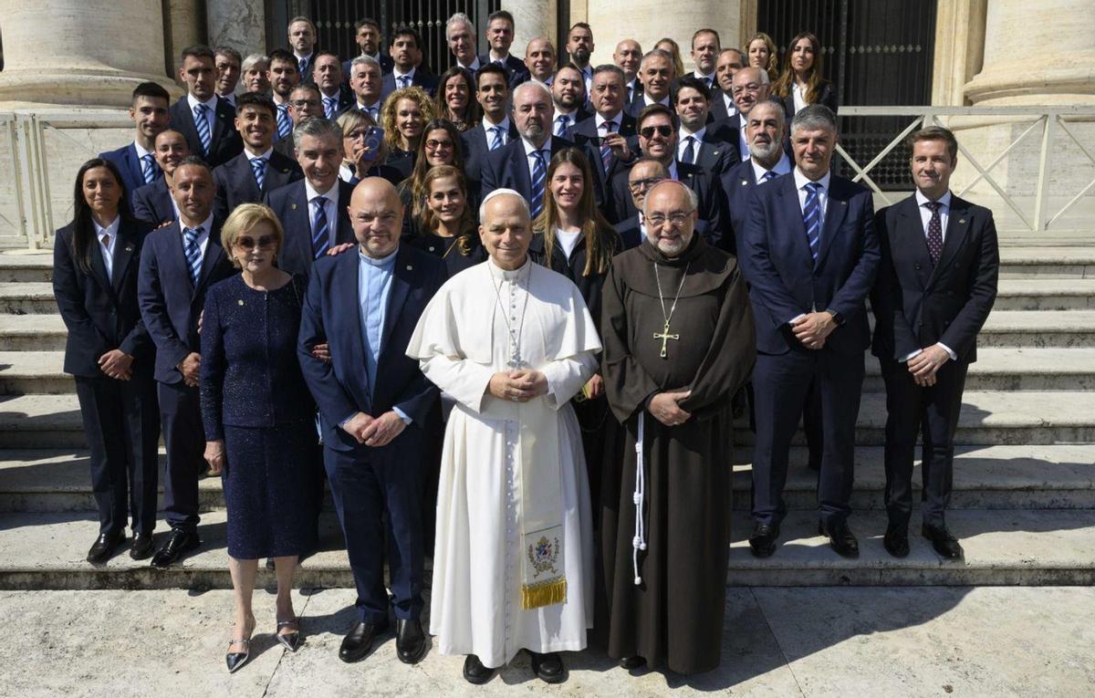 En primera fila, por la izquierda, la rectora de la Universidad de Pachuca, Gabriela Murgía; el capellán del Oviedo, Santiago Heras; el Papa León XIV, y el arzobispo, Jesús Sanz Montes.  |