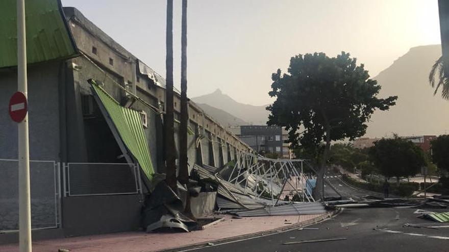 Daños provocados por los fuertes vientos en un edificio comercial de Adeje.