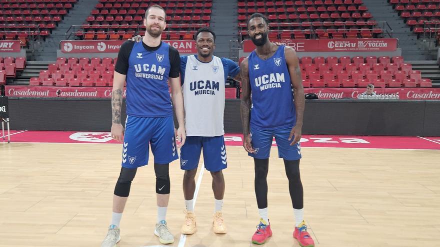 Nemanja Radovic, Dylan Ennis y Howard Sant-Roos, antes del entrenamiento de ayer en Zaragoza. | PRENSA UCAM MURCIA