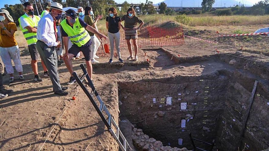 El alcalde visitó el pasado martes el  Cerro del Villar, donde ahora trabajan expertos internacionales