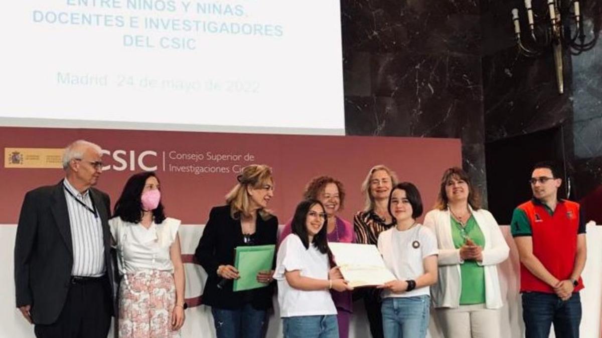 Irene Rodríguez y Zaira Martínez, en el centro, recogiendo el premio en Madrid. Tras ellas aparece Rosa Menéndez, que entregó el galardón en presencia de otros responsables de la iniciativa.