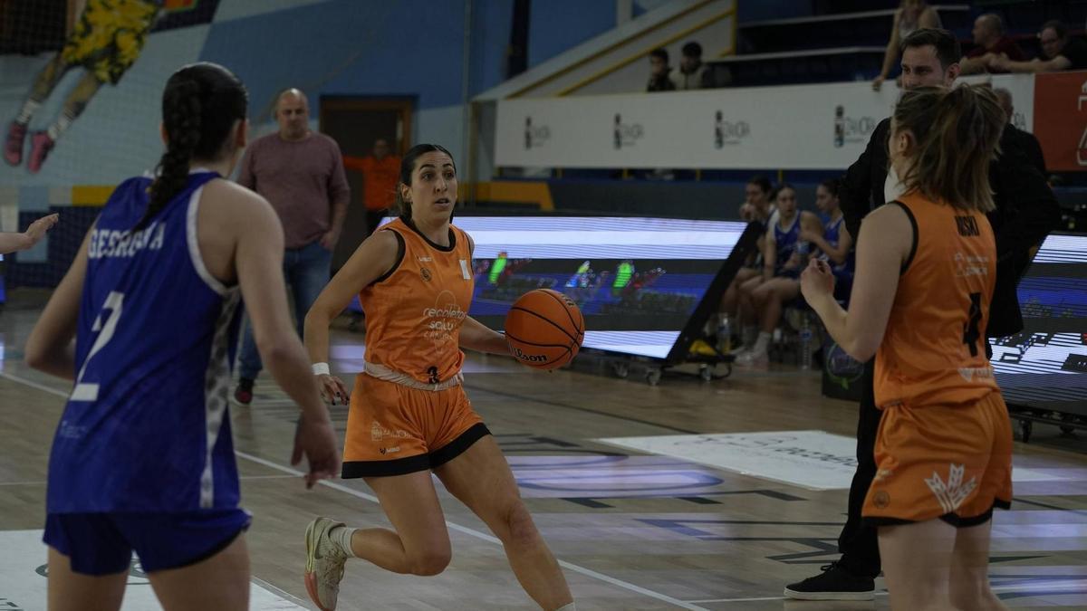 Ana Moyano, con el balón.