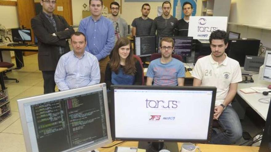 Guillermo López y Juan Touriño (de pie), socios de Torus, con su equipo en el campus coruñés. / víctor echave