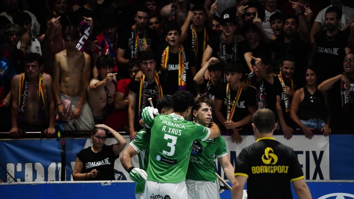 Los jugadores del Liceo celebran un gol en Les Comes ante los gestos hostiles de la afición igualadina.