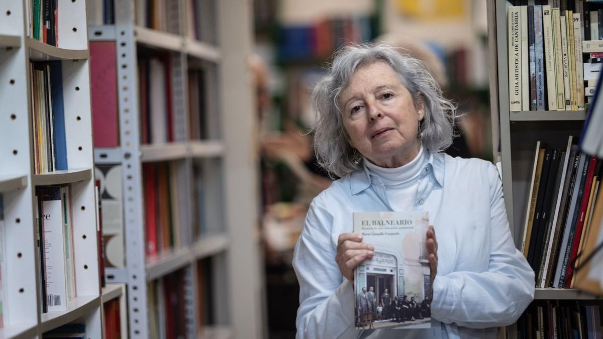 La escritora María Campillo Guajardo en la librería Antígona de Zaragoza.