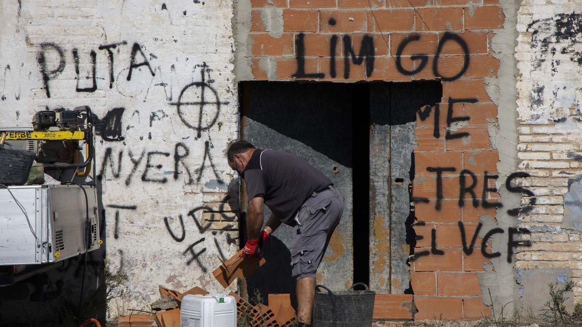 Un trabajador del Ayuntamiento construyendo de nuevo el muro de sellado de la caseta que alberga el pozo y le motor de riego.