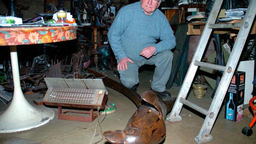 José Luis Penado, en su taller junto al loro Ravachol