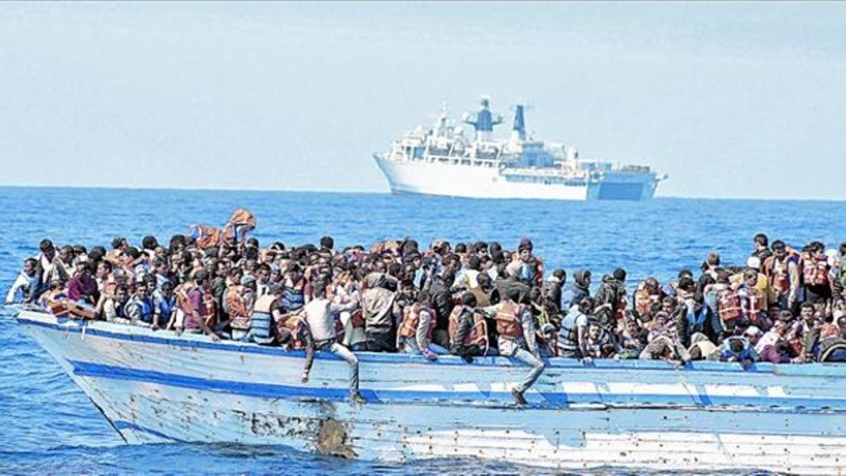 El barco italiano 'Spica' traslada a cerca de un millar de inmigrantes rescatados en varias operaciones en el canal de Sicilia, cerca de Pozzallo, este sábado.