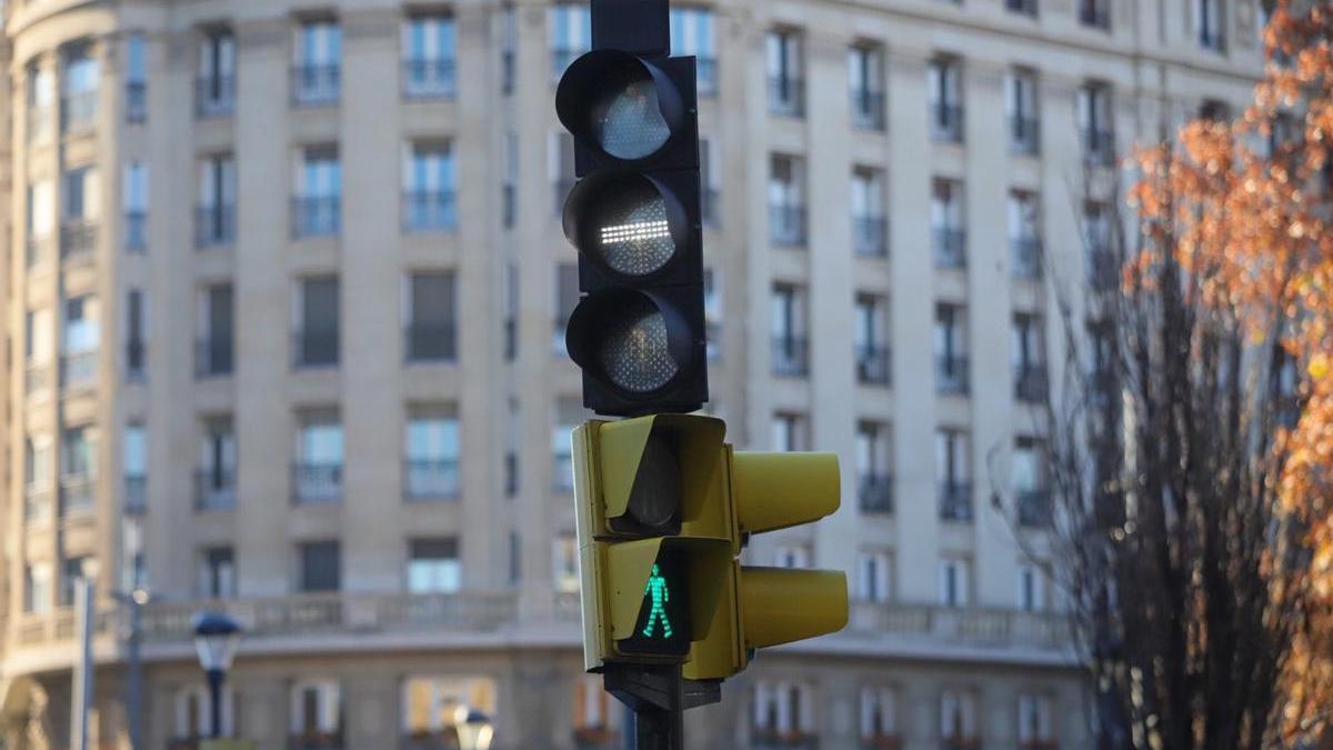 Un semáforo con el sistema acústico para personas con discapacidad visual en Zaragoza.