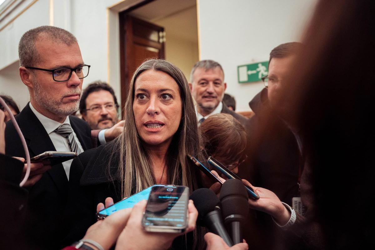 La portavoz de Junts en el Congreso, Miriam Nogueras, ofrece declaraciones a los medios a su salida de una sesión plenaria extraordinaria, en el Congreso de los Diputados, a 22 de enero de 2025, en Madrid (España). El Congreso celebra el primer pleno del