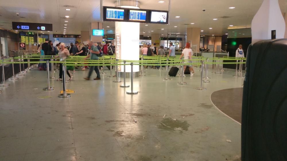 Los limpiadores vuelven al trabajo en el aeropuerto de Ibiza.