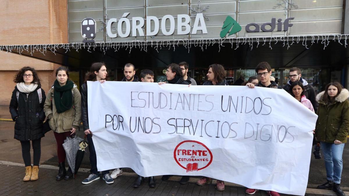 Protesta de estudiantes por los &quot;retrasos&quot; de los trenes a Rabanales