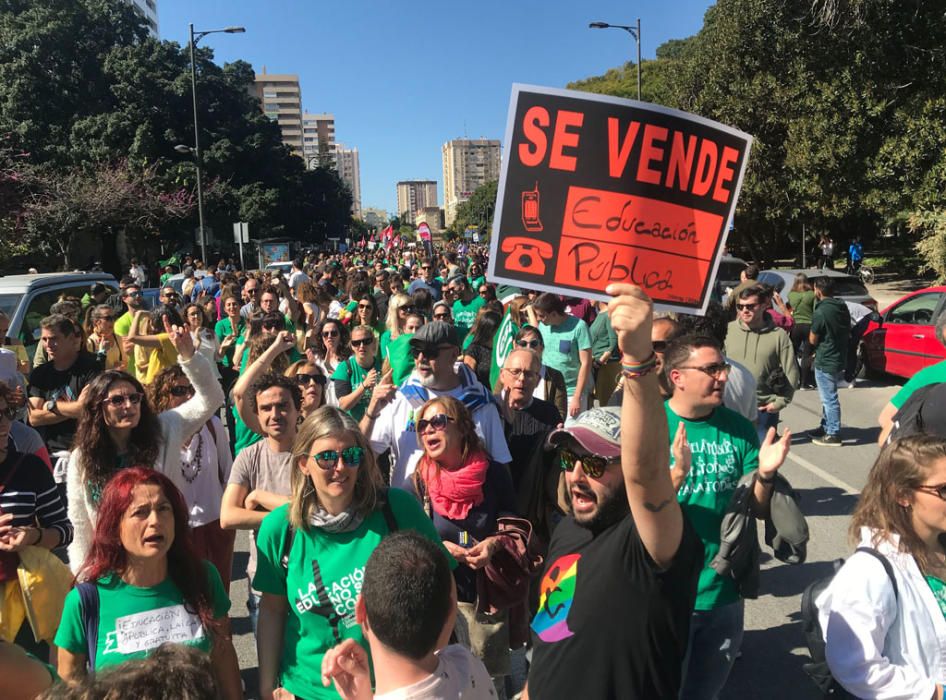 Al son de tambores, silbatos y una singular gaita, los congregantes han caminado juntos por las calles del centro de la ciudad por una causa común, la defensa de la educación