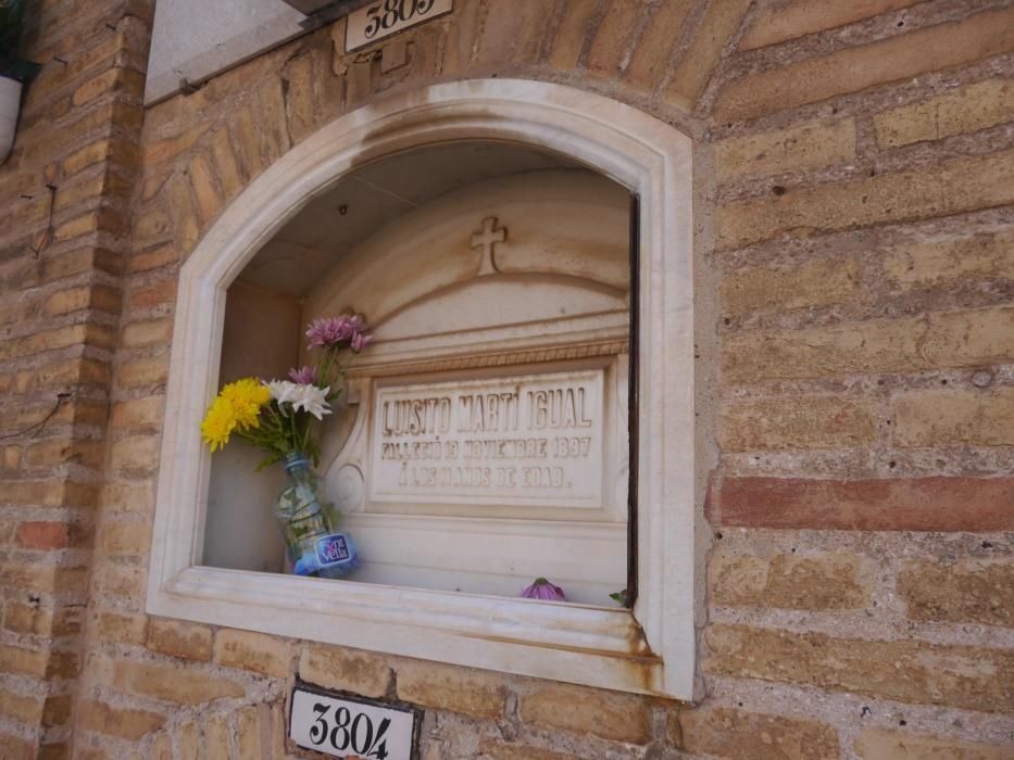 Homenaje a los enterrados más antguos en el cementerio de Valencia