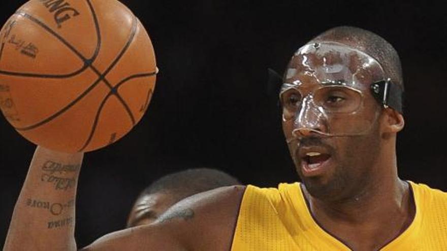 Kobe Bryant salva a los Lakers