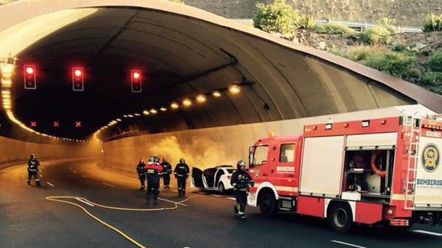 Arde un taxi en el túnel de Salto del Negro