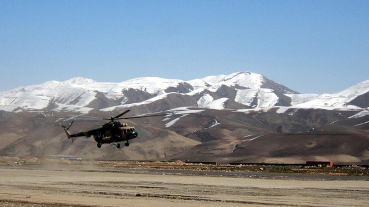 Los helicópteros del ejército afgano han transportado mercancías y víveres para las víctimas de la avalancha