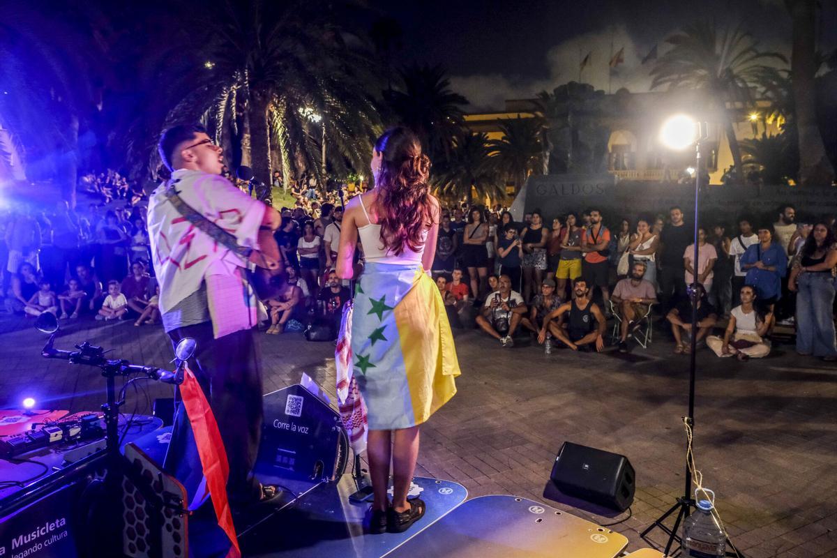 Conciertos en el segundo día de la acampada por la vivienda en la Plaza de La Feria, en Las Palmas de Gran Canaria