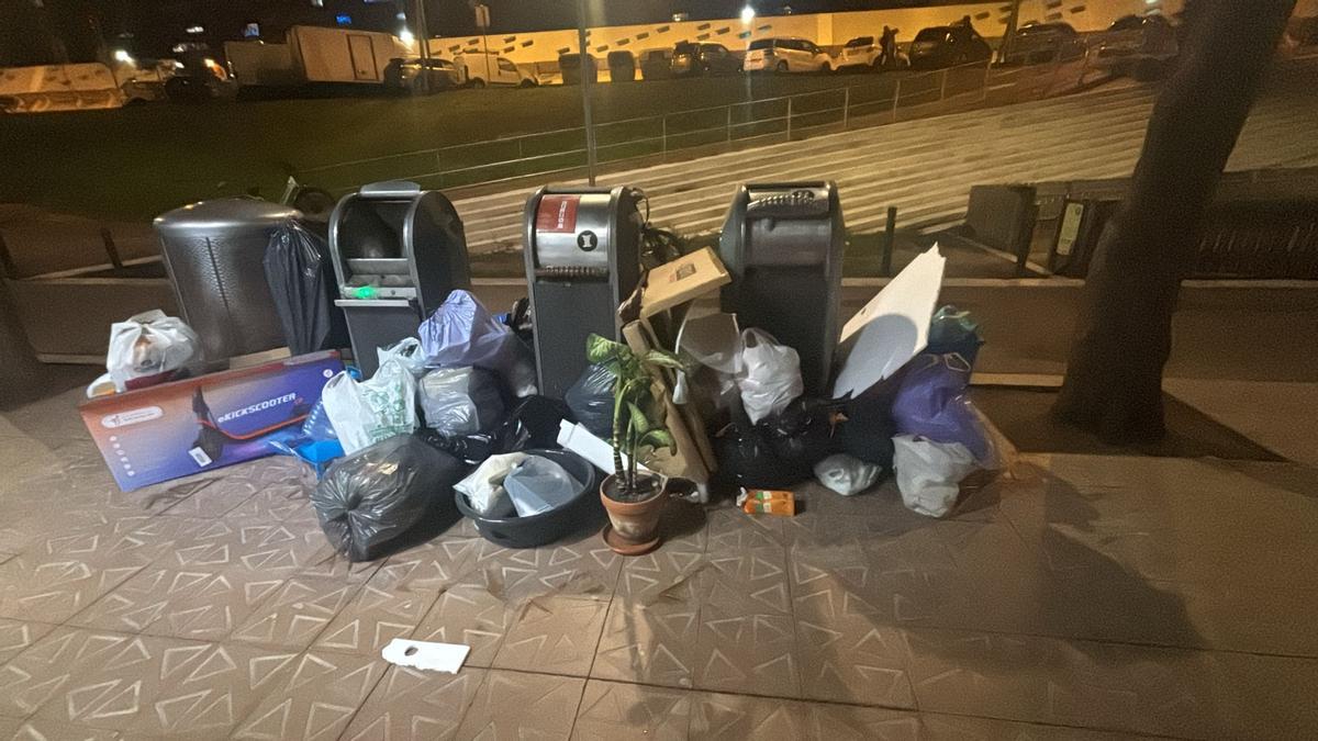 Basura acumulada este miércoles junto a unos buzones de recogida neumática saturados en la Gran Via, en Barcelona.