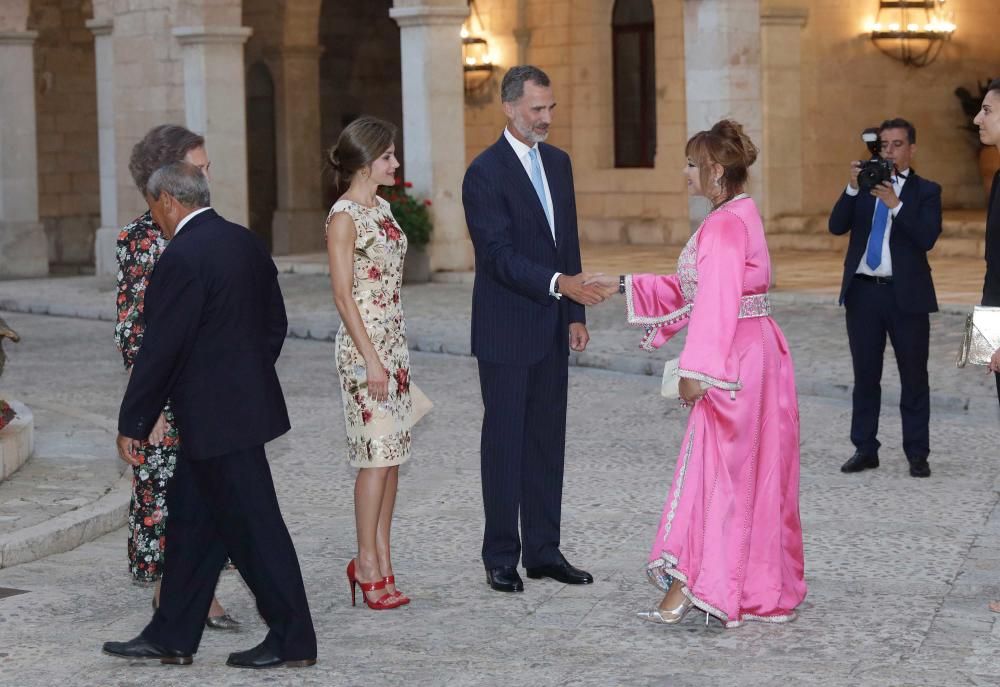 Los Reyes reciben a la sociedad balear en la Almudaina