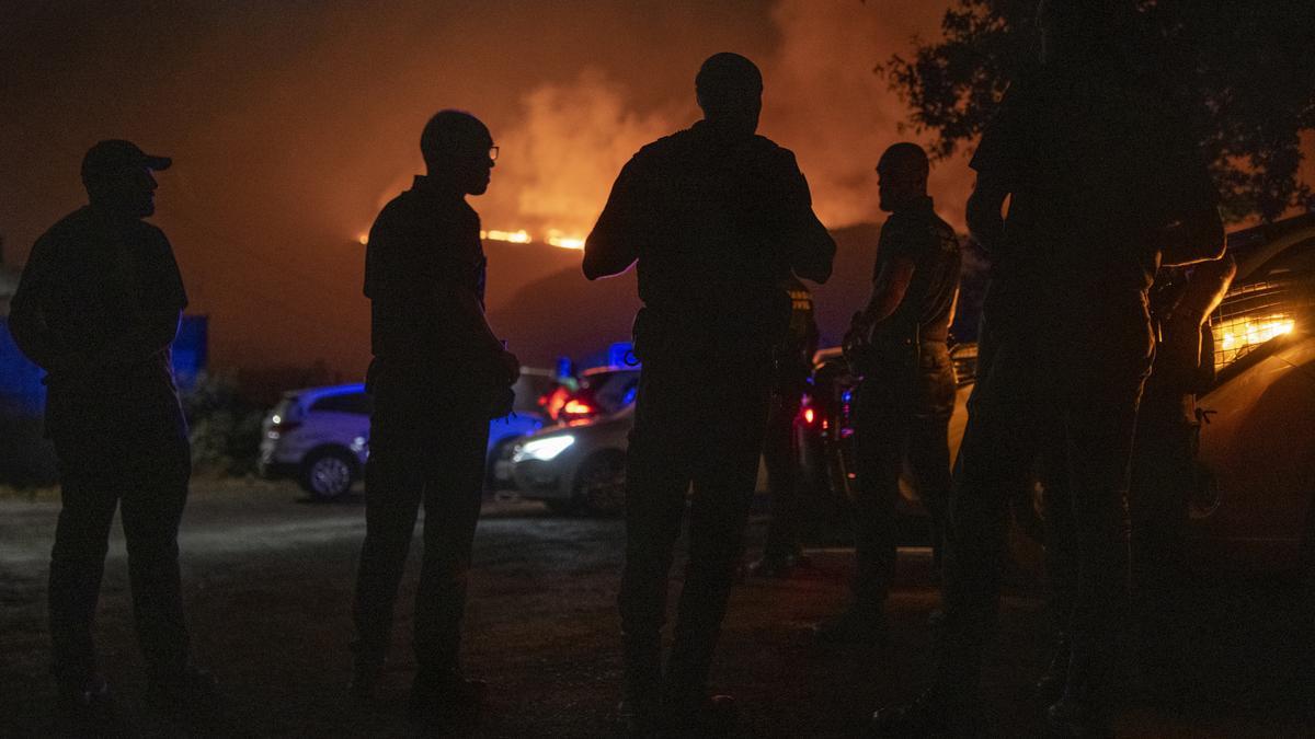 Agentes de la Guardia Civil y otras fuerzas de seguridad, en el incendio de Bustelo.//Brais Lorenzo.