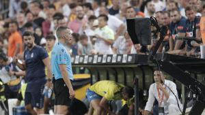 El árbitro Javier Iglesias Villanueva consulta el VAR durante el partido de LaLiga.