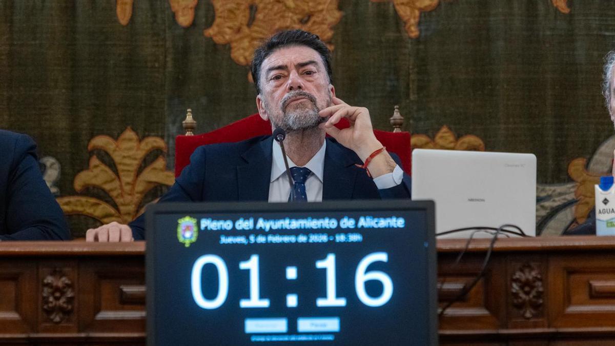 Así han sido los momentos de tensión en el pleno del Ayuntamiento de Alicante por la polémica de las viviendas protegidas