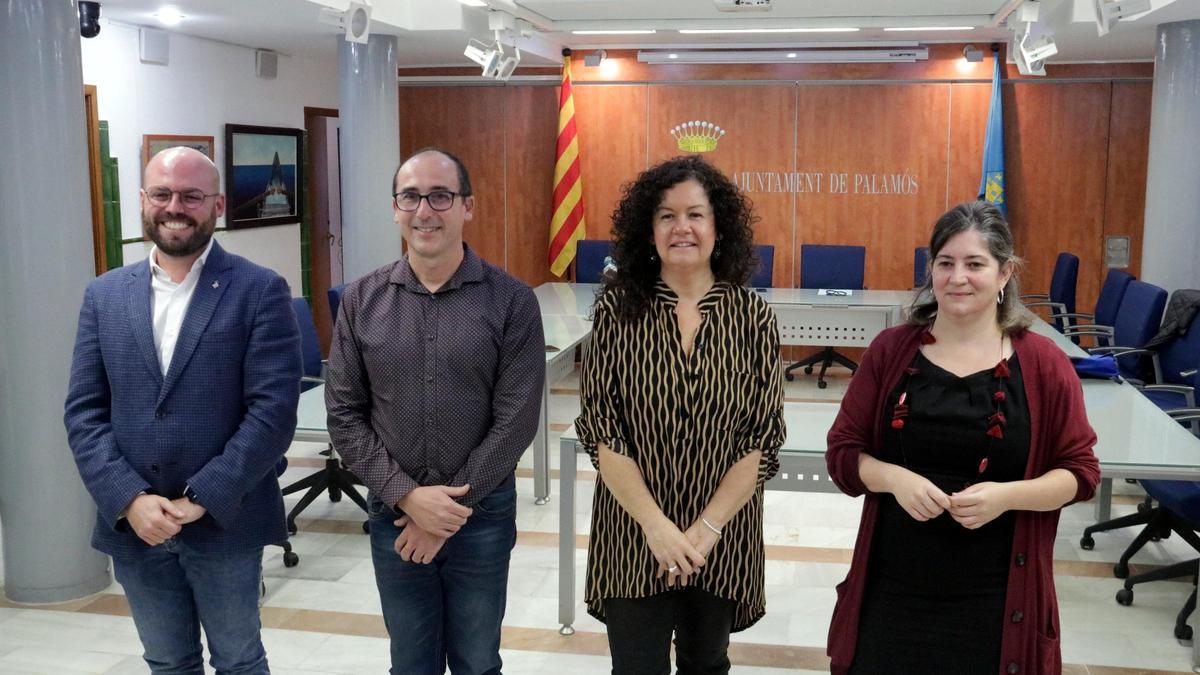 L'alcalde de Palamós, Lluís Puig, amb els tres tinents d'alcalde després de presentar l'acord de govern