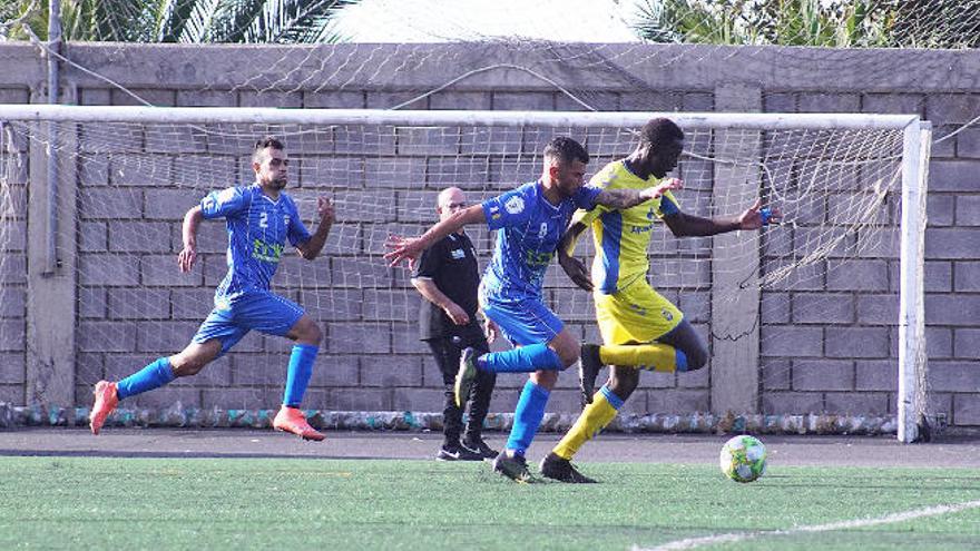 Mechi y Clau buscan el balón.