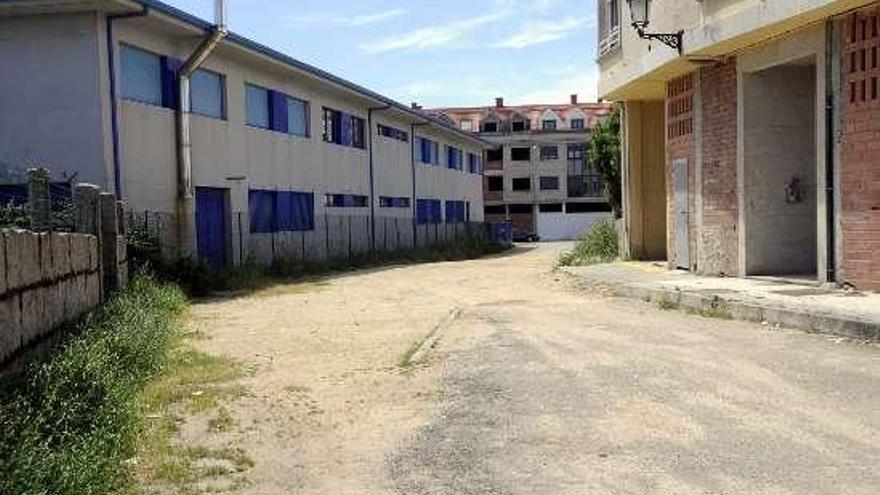 Acceso a uno de los garajes de la calle Max Estrella. // Noé Parga