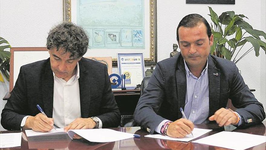 Peñíscola firma el primer convenio contra los apartamentos ilegales