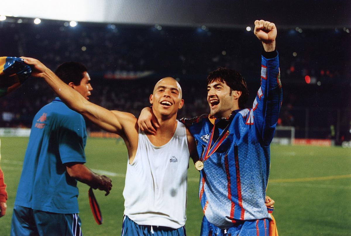 Vitor Baia celebra con Ronaldo la Recopa tras superar al PSG en la final