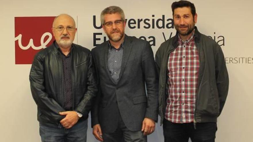 De izquierda a derecha, José Vicente Benavent, con Juan Morote, rector de la Universidad Europea de València, y Josep Benítez, decano del Ilustre Colegio Oficial de Fisioterapeutas de la Comunitat Valenciana.