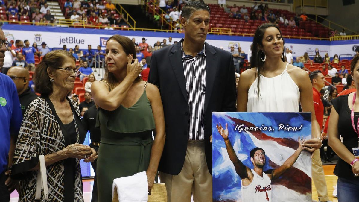 'Piculín' Ortiz, junto a su familia en un homenaje recibido por su trayectoria como jugador.