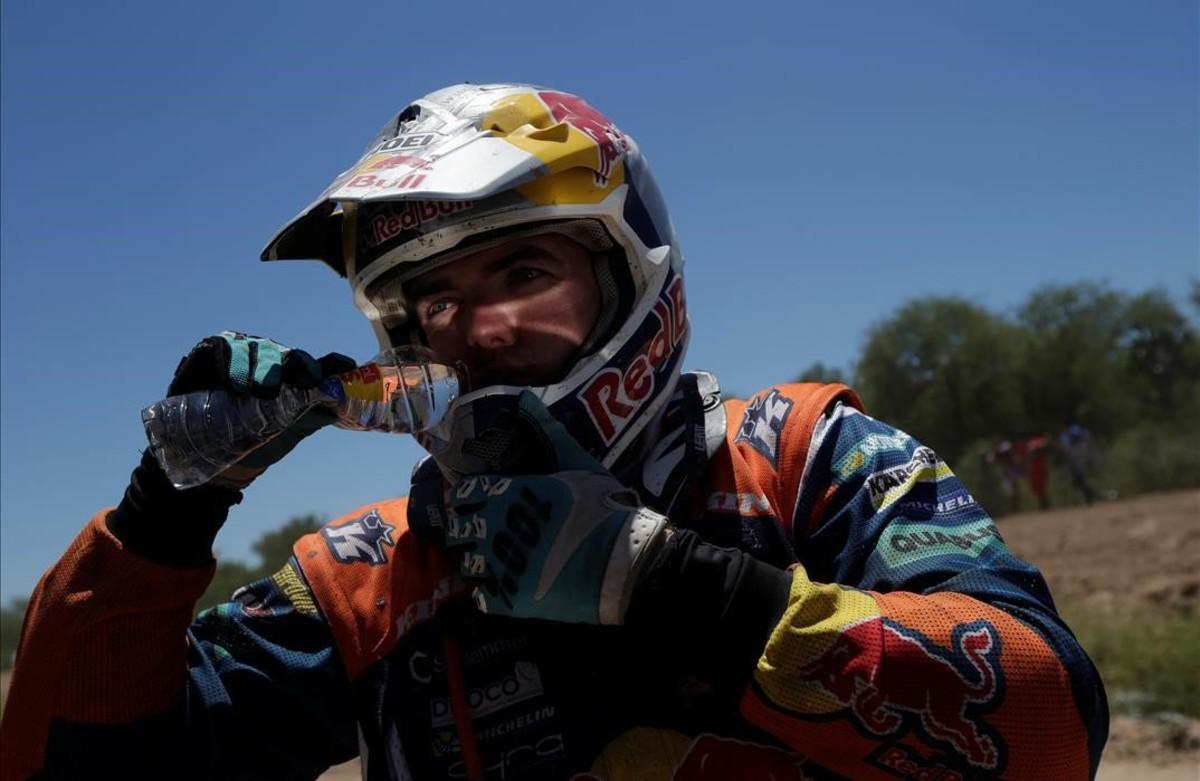 El piloto austríaco, Matthias Walkner, bebe agua en la llegada de la segunda etapa en San Miguel de Tucuman.