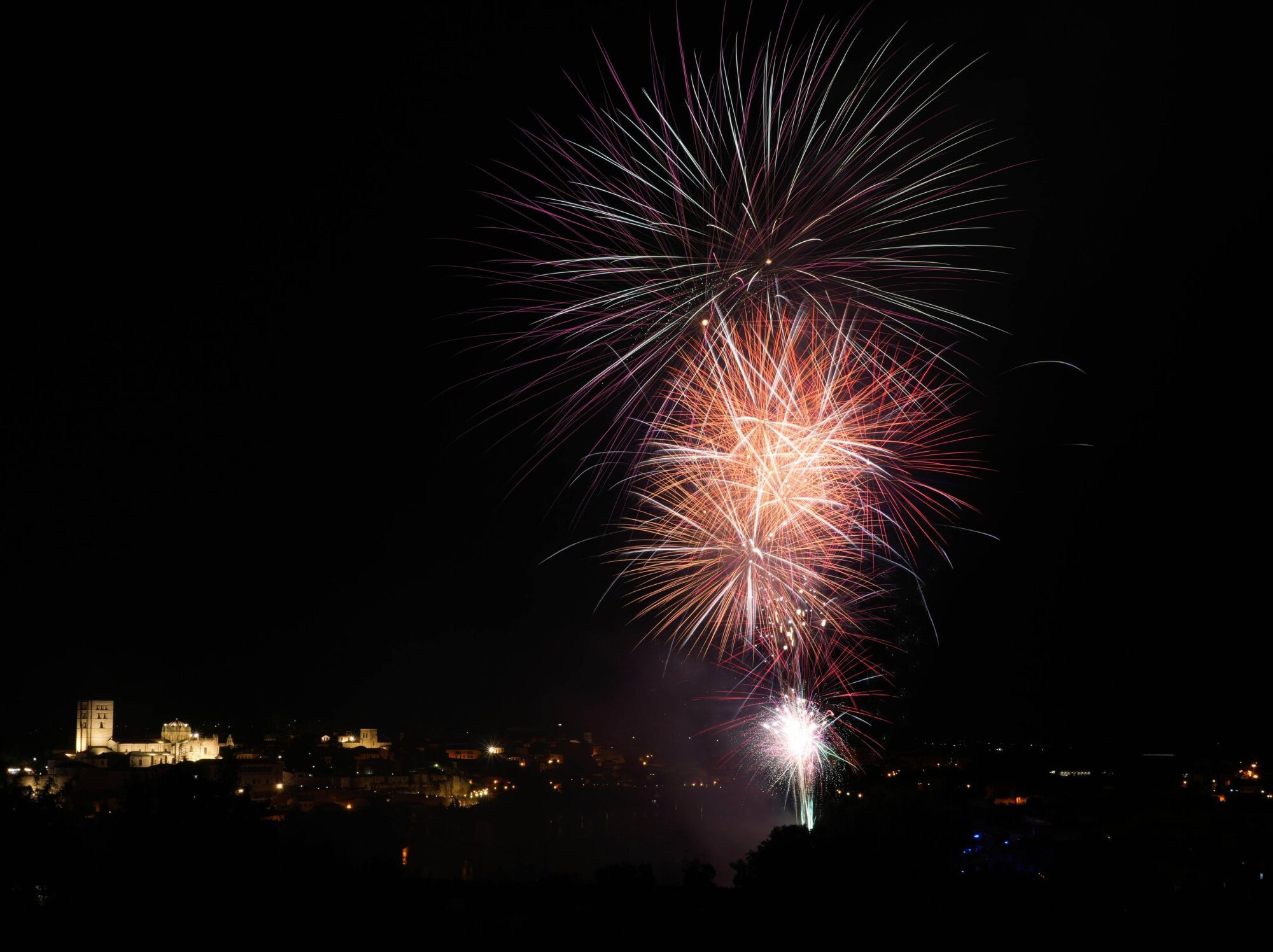 Castillo de fuegos artificiales. Fin de las Fiestas de San Pedro 2025 en Zamora.