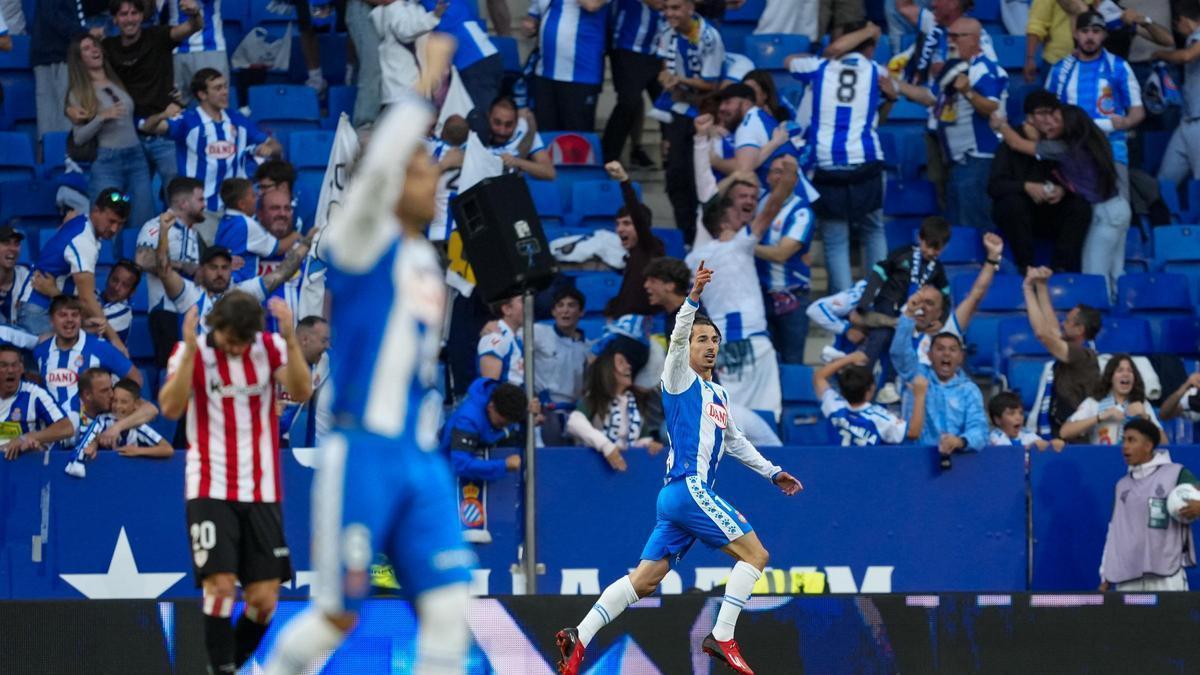 Pere Milla celebrant el primer gol de l'Espanyol